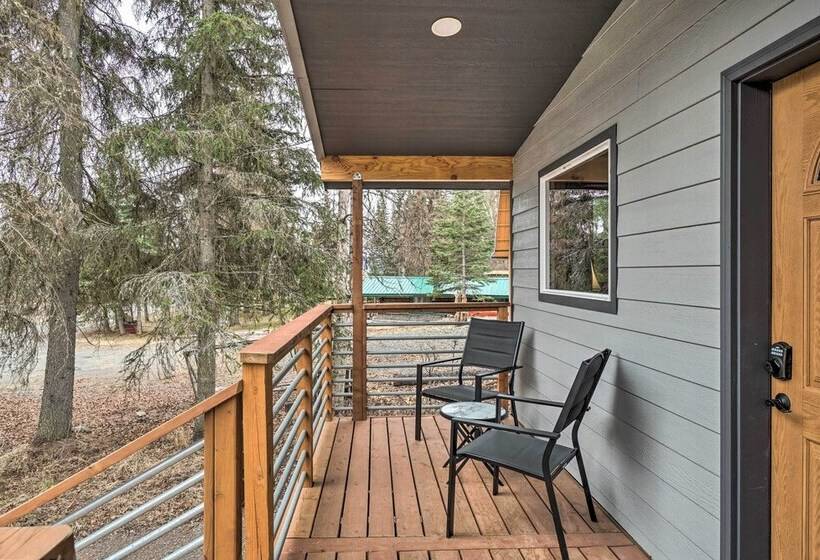 Cozy Downtown Soldotna Cabin: Dogs Welcome!