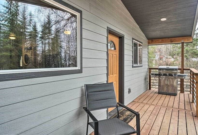 Cozy Downtown Soldotna Cabin: Dogs Welcome!