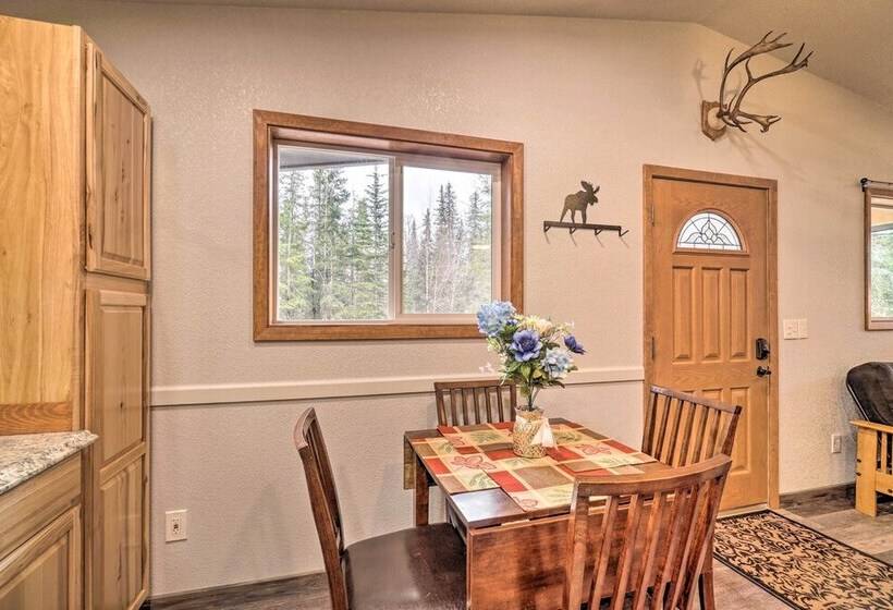 Cozy Downtown Soldotna Cabin: Dogs Welcome!