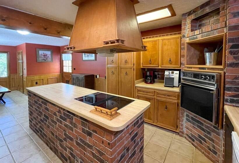 Cozy Hot Springs Village Lodge   Near Lake Desoto!