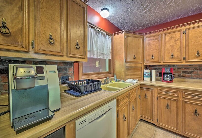 Cozy Hot Springs Village Lodge   Near Lake Desoto!