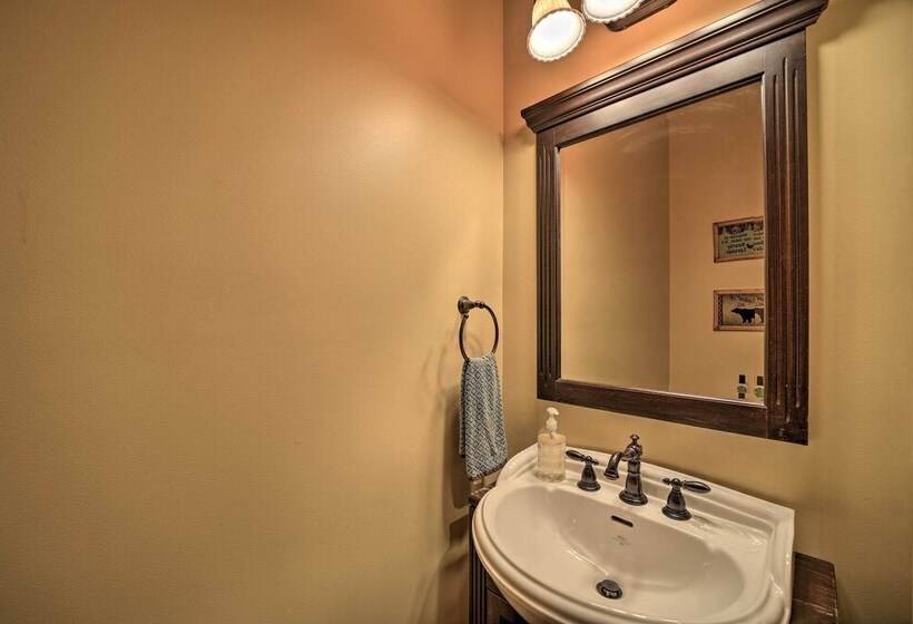 Eagle View Lodge   Luxury Home With Hot Tub!
