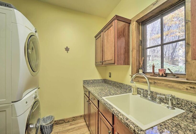Eagle View Lodge   Luxury Home With Hot Tub!