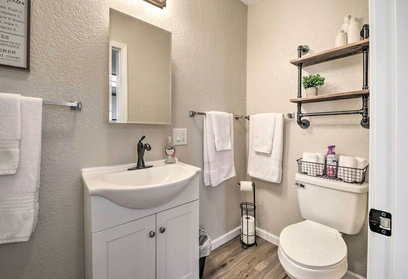 Farm Style Ste. Genevieve Retreat W/ Fire Pit!