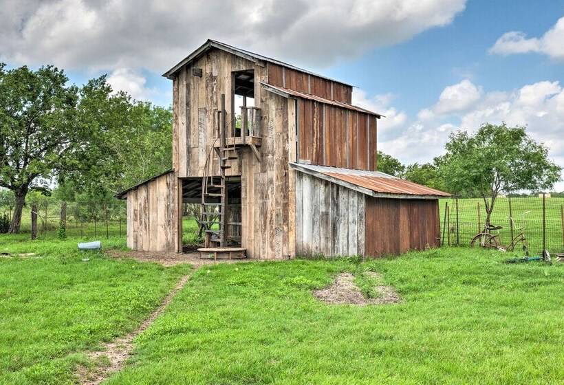 Gingerland Ranch In Del Valle: Game Room & Porch