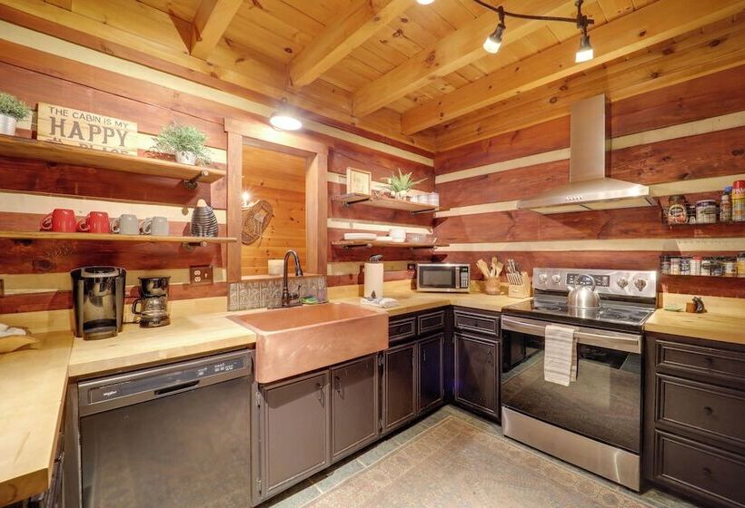 Gorgeous Boone Area Cabin W/ 2 Decks + Fireplaces!