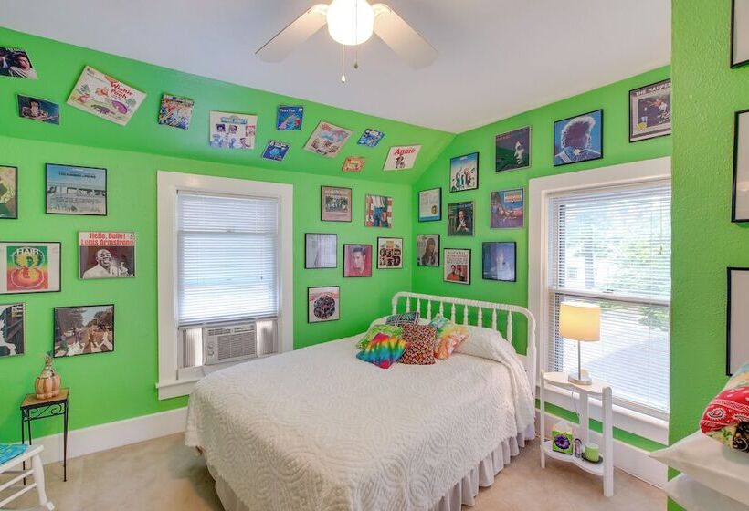 Historic Home W/ Sunroom   5 Mi To Lambeau Field!