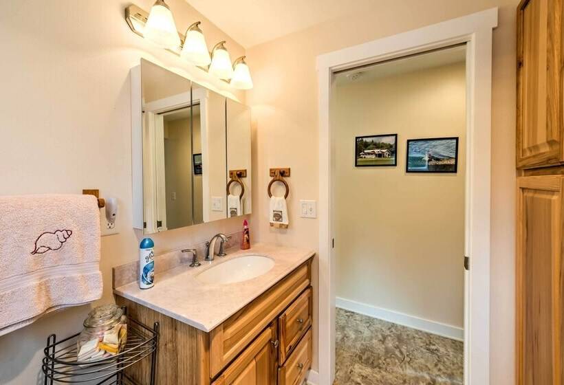 Herron Island Cabin W/ Deck: Walk To Beach!