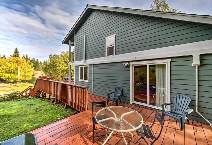 Herron Island Cabin W/ Deck: Walk To Beach!