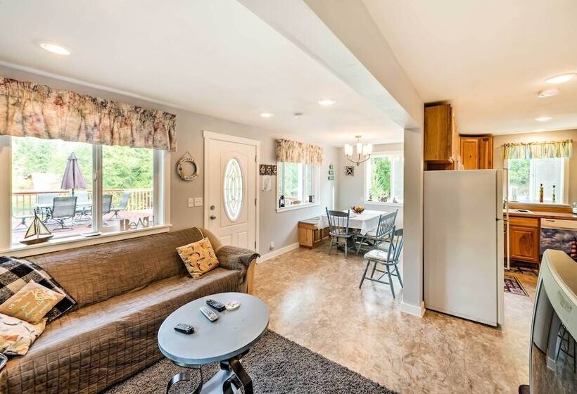 Herron Island Cabin W/ Deck: Walk To Beach!