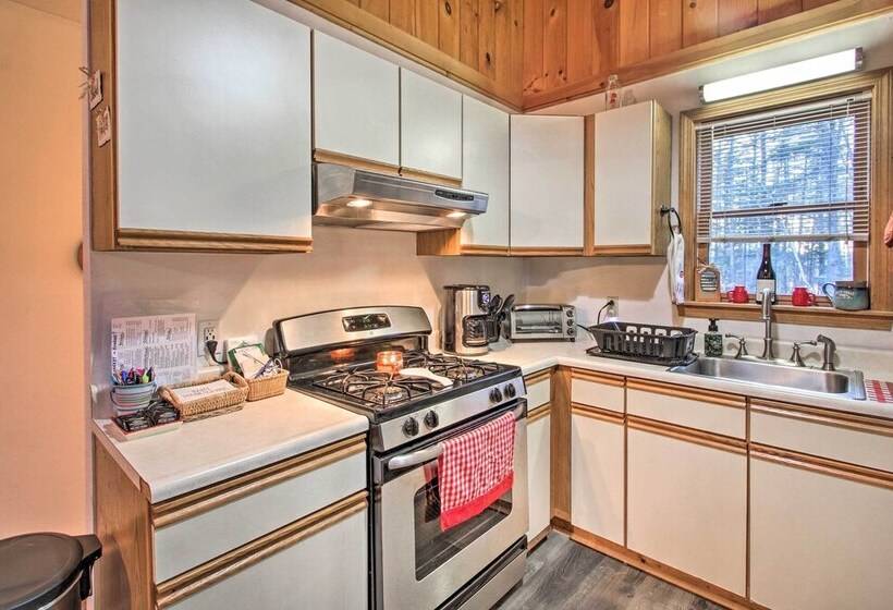 Lakeview Forest Cabin W/ Deck < 1/2 Mile To Beach!