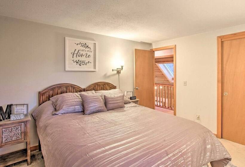 Lakeview Forest Cabin W/ Deck < 1/2 Mile To Beach!