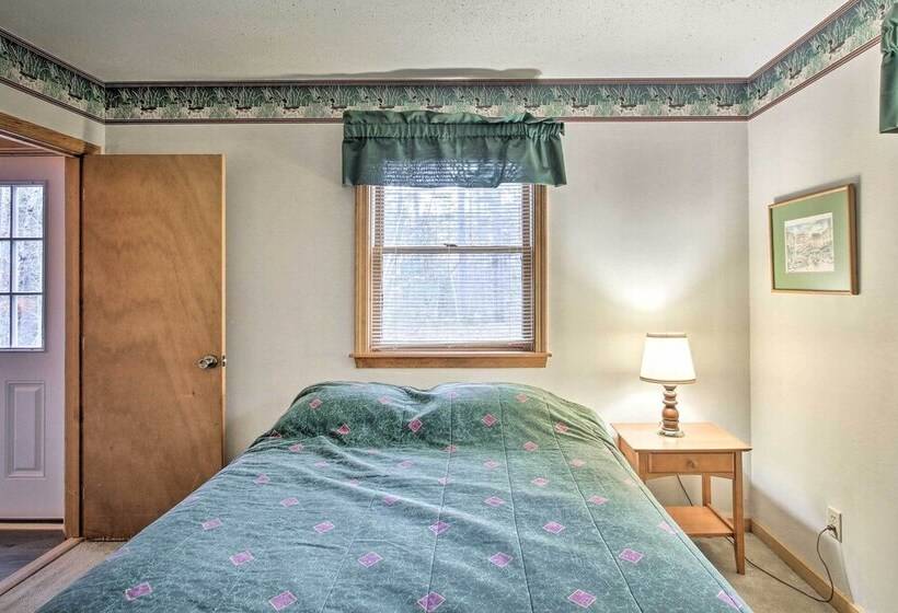 Lakeview Forest Cabin W/ Deck < 1/2 Mile To Beach!