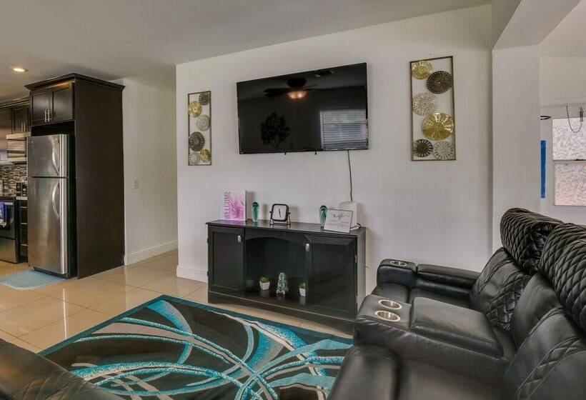 Margate Home W/ Hot Tub & Putting Green!