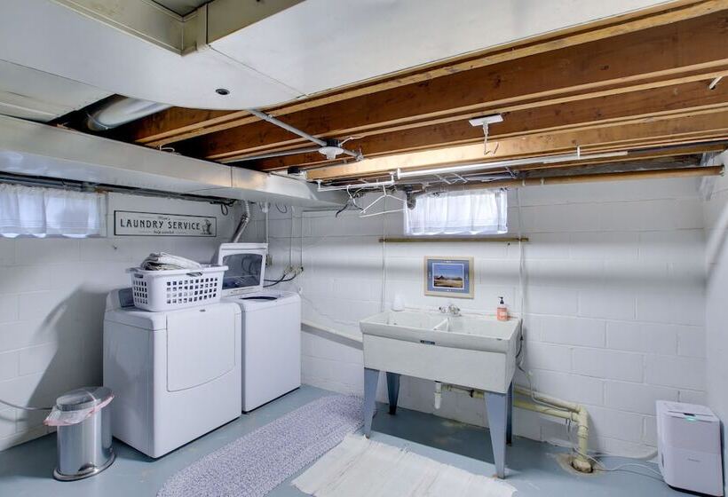 Family Home, 1 Block To Lake Michigan Beach!