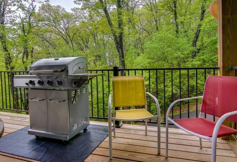 Modern Fairview Retreat: Spacious Deck + Mtn View!