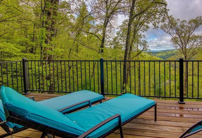 Modern Fairview Retreat: Spacious Deck + Mtn View!