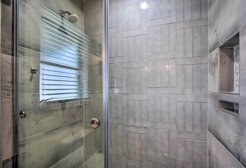 Naples Oasis W/ Screened Pool, Bike To Beach!