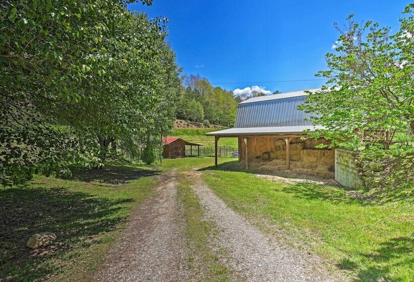 Private Bryson City Ranch Retreat W/ Mtn Views!