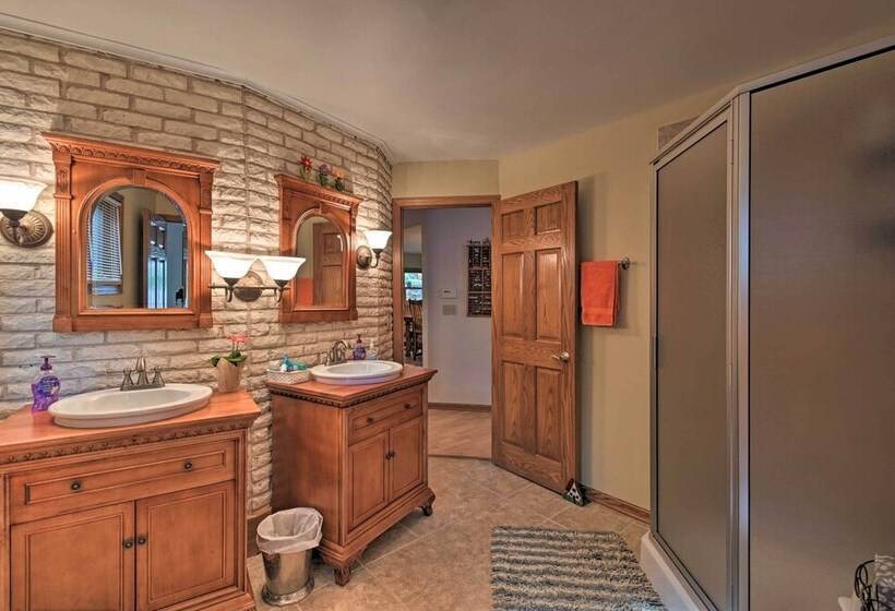 Spacious Lakehouse W/ Deck, Kayaks, & Dock!