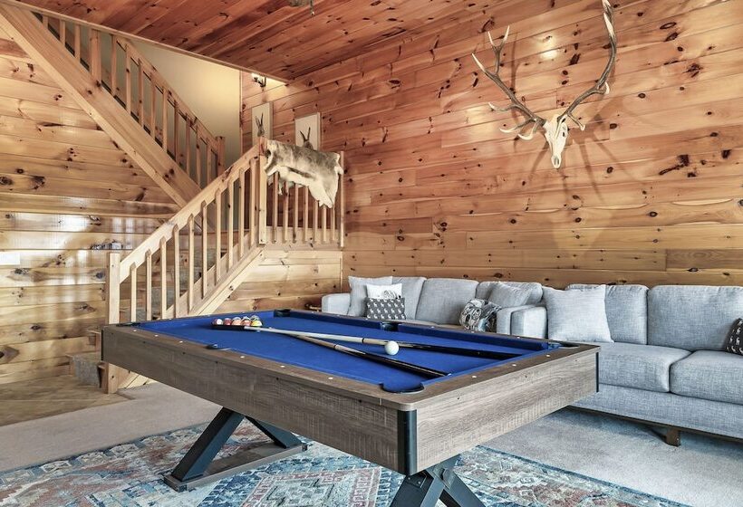 Spacious Murphy Cabin W/ Game Rooms + Mtn Views!