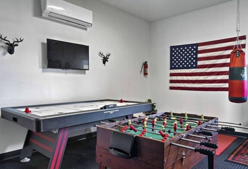 Spacious Murphy Cabin W/ Game Rooms + Mtn Views!