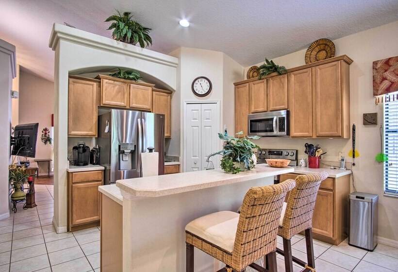 Sunny Villa W/ Lanai: 17 Mi To Disney!