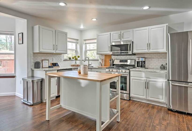 Tannersville House: Bar & Deck, 2 Mi To Ski Resort