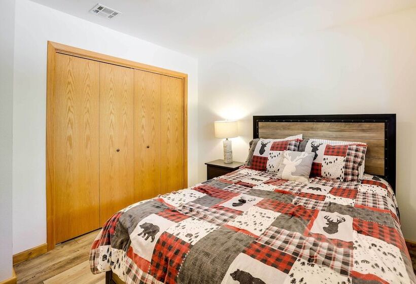 Upscale Cabin W/ Mountain Views + Large Game Room!
