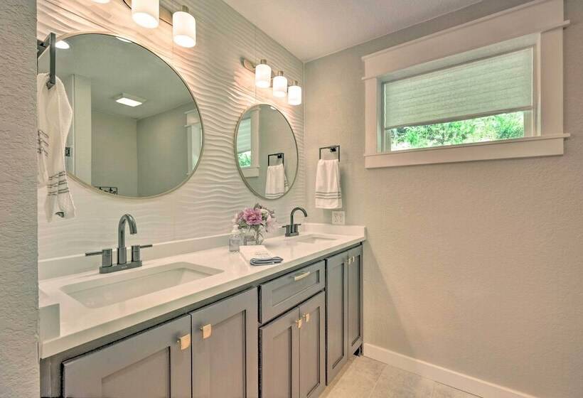 Upscale Cottage With Furnished Lake View Deck!