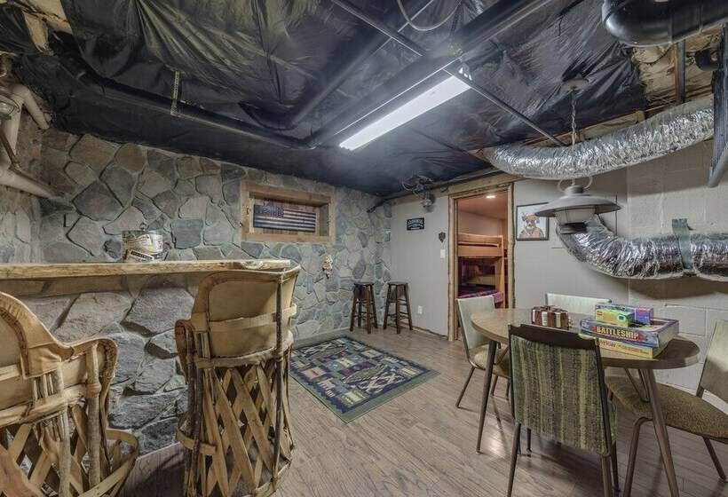 Well Appointed Alto Cabin W/ Fire Pit & Pool Table