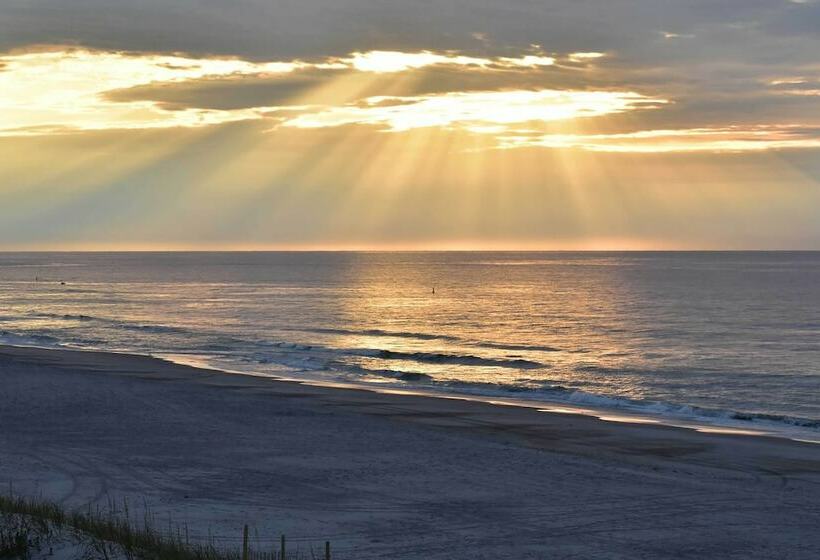 Beachfront Oasis W/ 2 Large Decks, Bbq & Views!