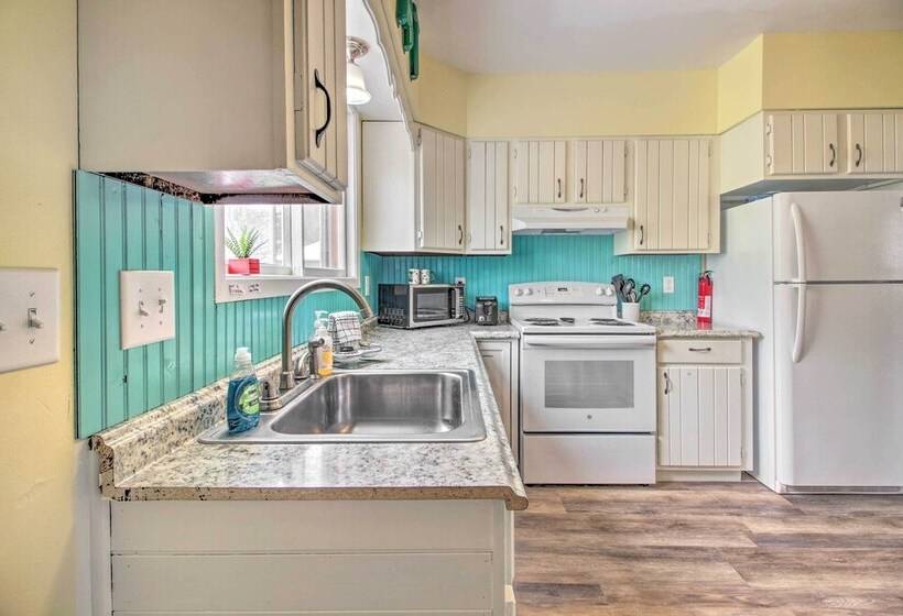 Bright Crosby Home   Walk To Main St & Beach!