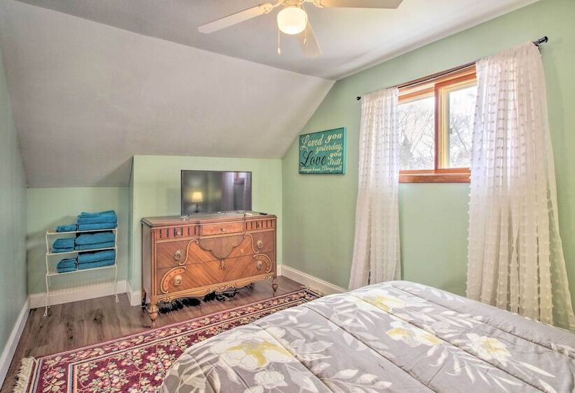 Bright Crosby Home   Walk To Main St & Beach!