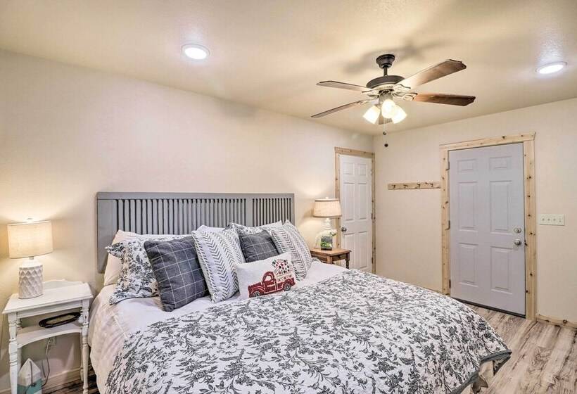 Charming Higden Cabin Near Greers Ferry Lake!