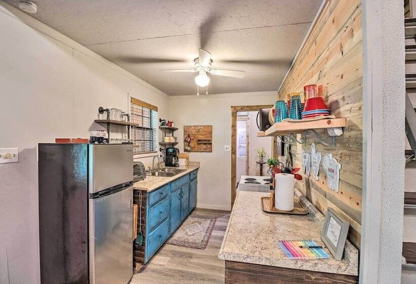 Charming Higden Cabin Near Greers Ferry Lake!