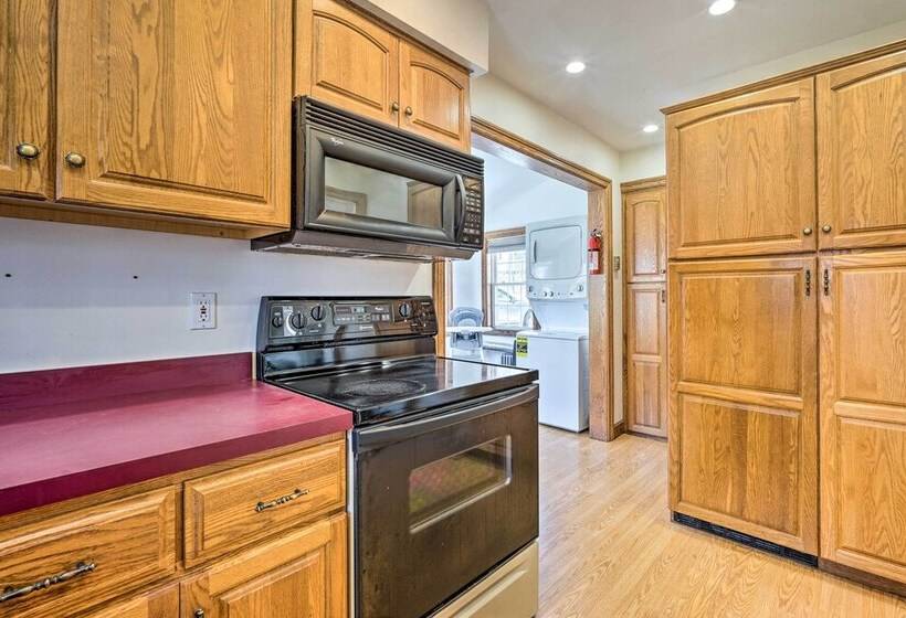 Cheery Family Escape W/ Game Room & Fire Pit!