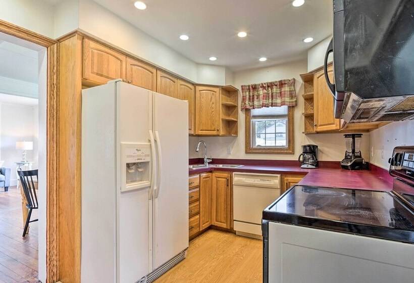 Cheery Family Escape W/ Game Room & Fire Pit!