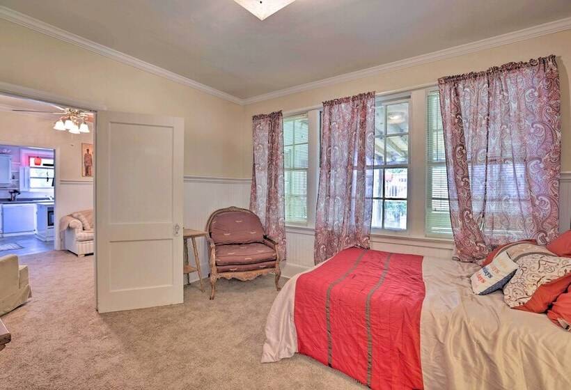Cozy Montgomery Home: Just 2 Mi To Downtown!