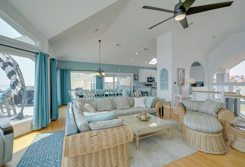 Grand Seaside Escape W/ Direct Beach Access!
