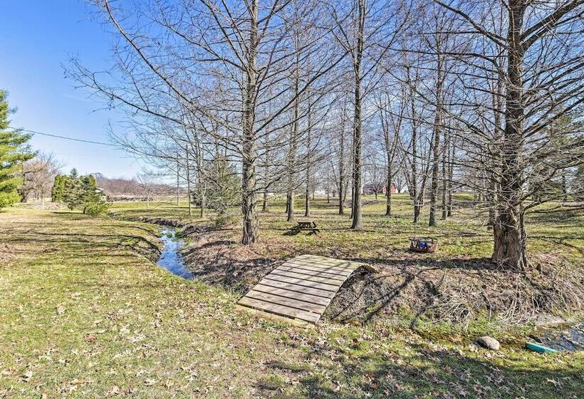 Honey House Cabin    A Quiet Countryside Retreat!