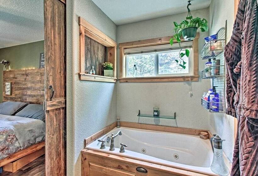 La Pine Hideaway Near Deschutes National Forest!