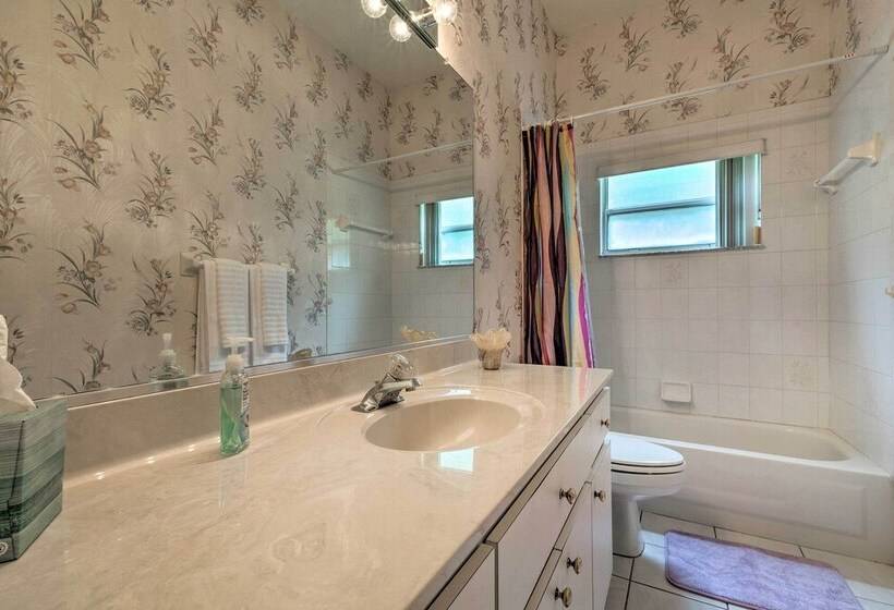 Luxe House W/ Lanai + Pool, 2 Miles To Golf!