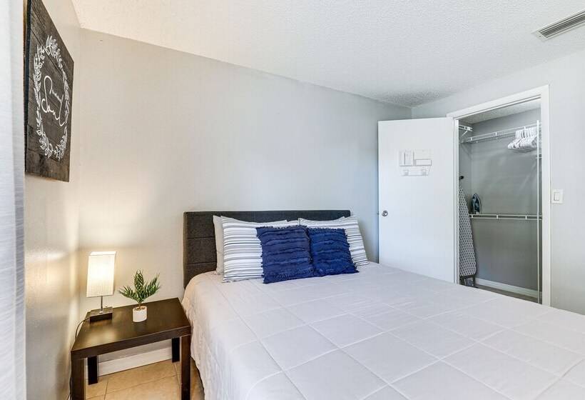 14 Mi To Dwtn Tampa Bay: Brandon Home W/ Fire Pit!