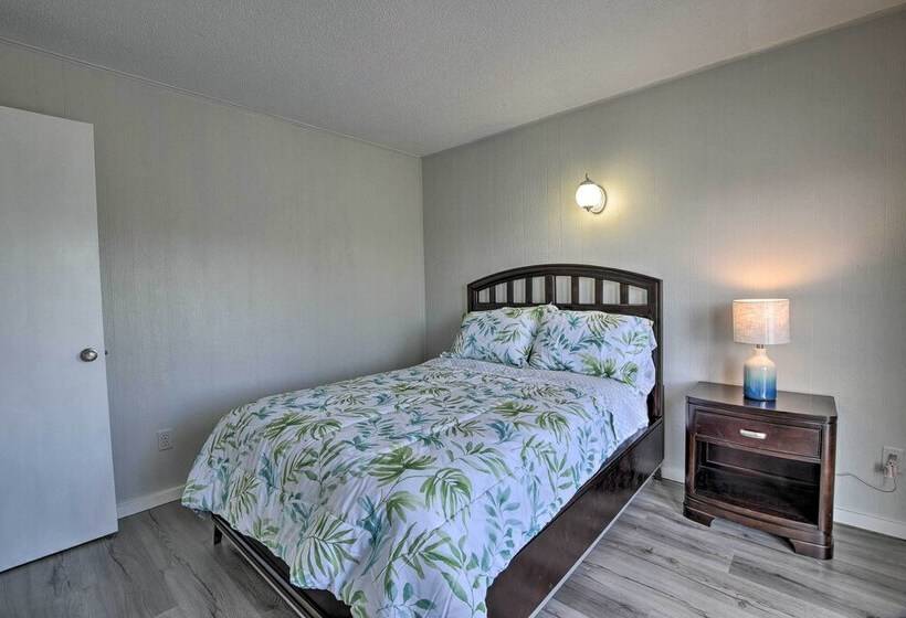 Oak Island Beach Abode W/ Deck: Walk To Shore!