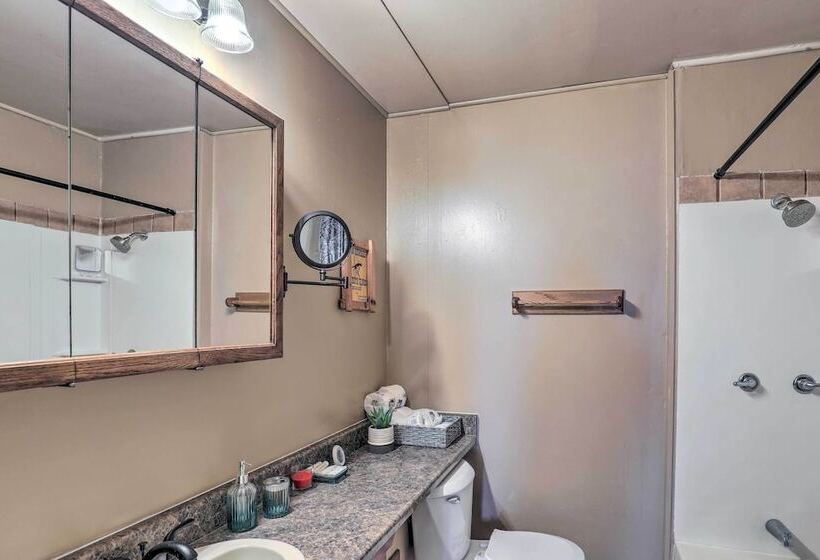 Pet Friendly Abode W/ Yard, Near Outdoor Hotspots!