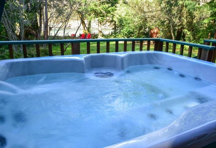 Riverfront Gold Bar Cabin Near Stevens Pass!