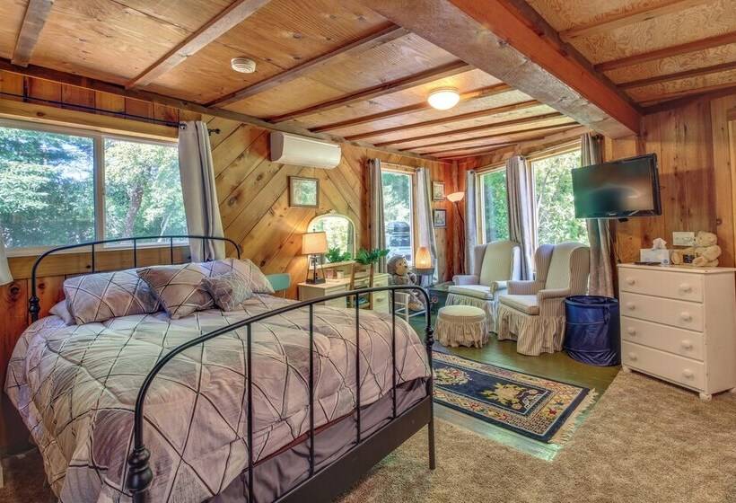 Rustic Bandon Log Cabin On 5 Acres Of Woodlands!