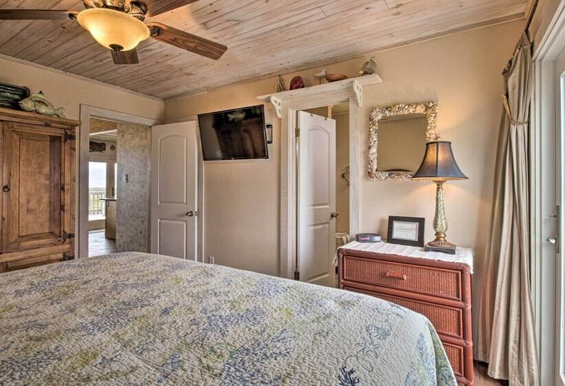 Spacious Sooner Star Beach House: Steps To Beach!