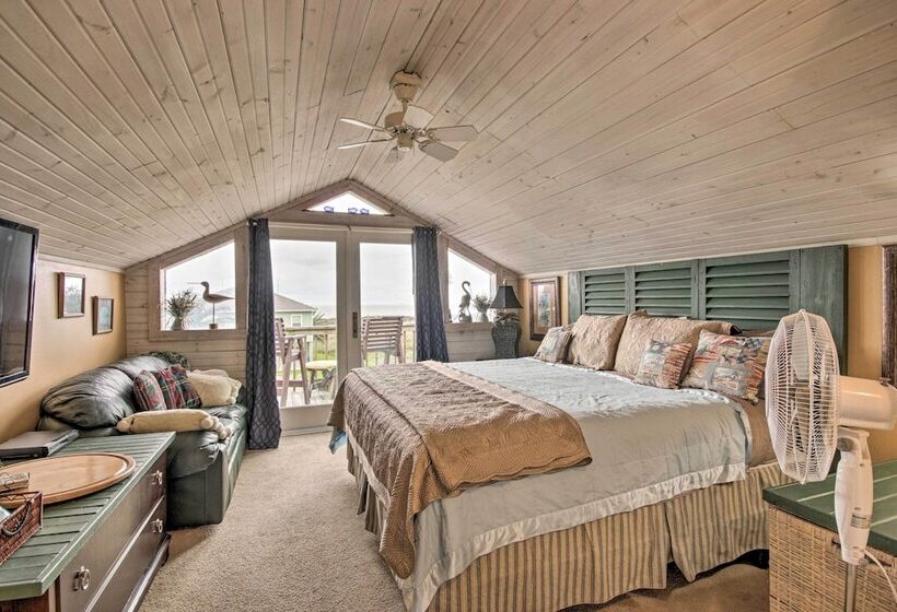 Spacious Sooner Star Beach House: Steps To Beach!